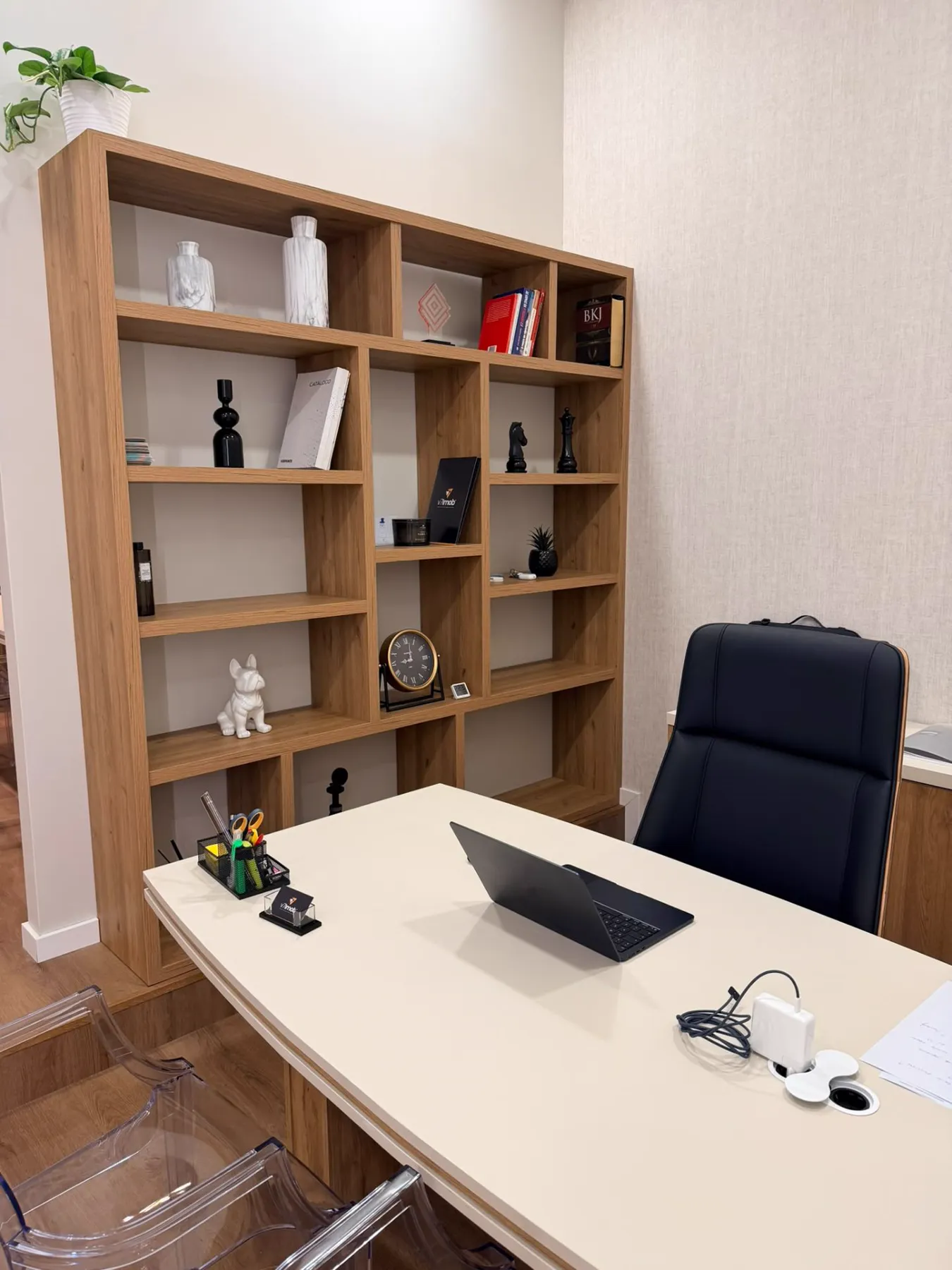 Bureau avec bibliothèque en bois et table de travail sur mesure, réalisé par Mestria