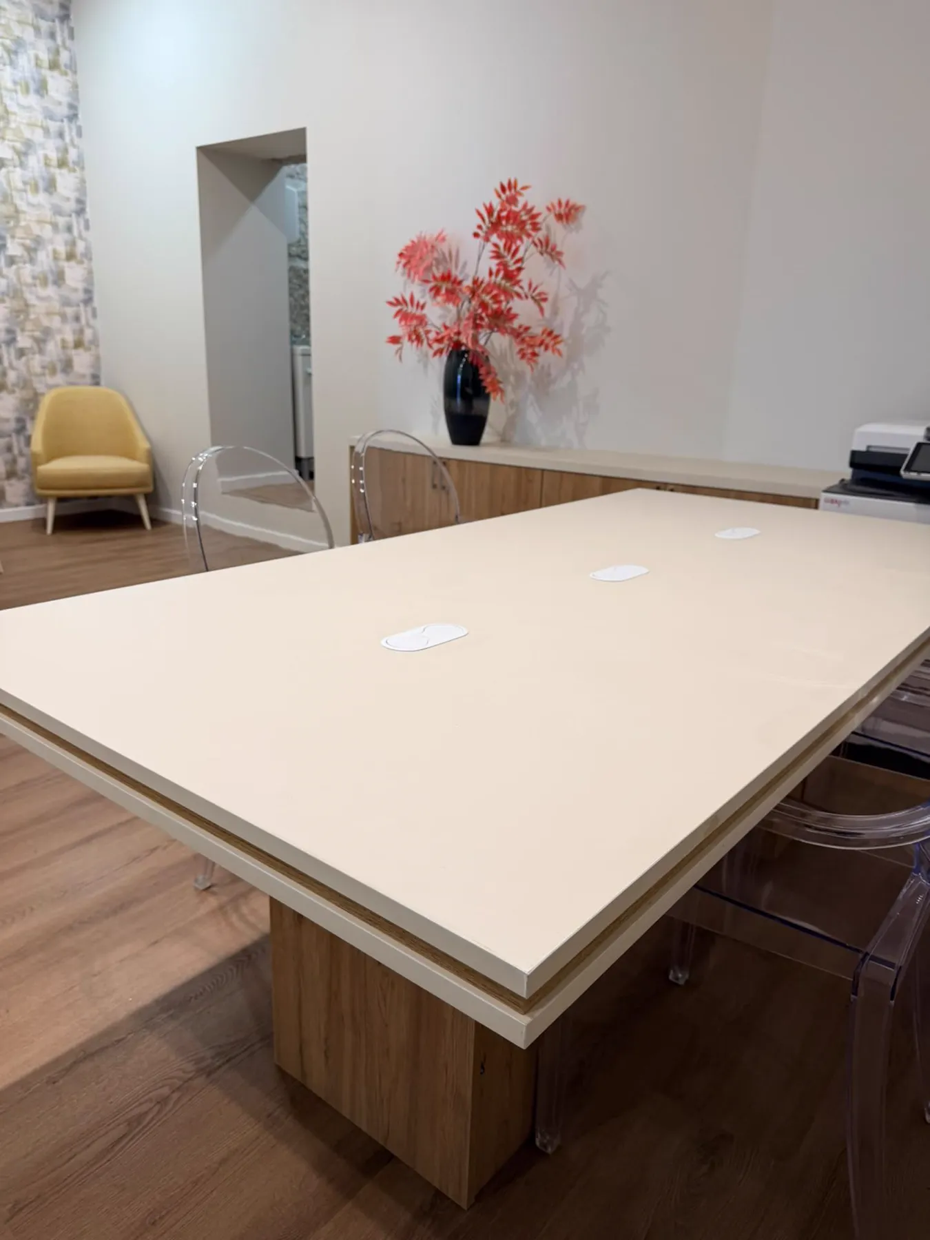 Table de réunion sur mesure avec piètement en bois, réalisée par Mestria