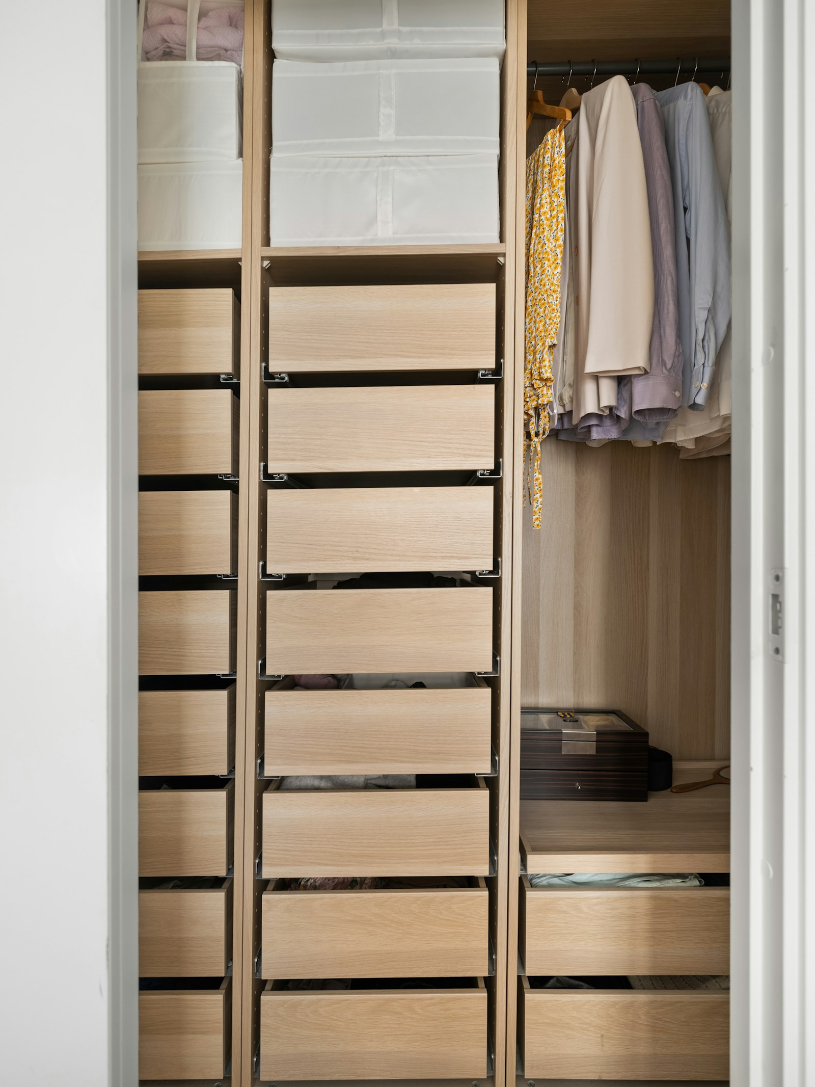 Closet por medida com gavetas e arrumação aberta