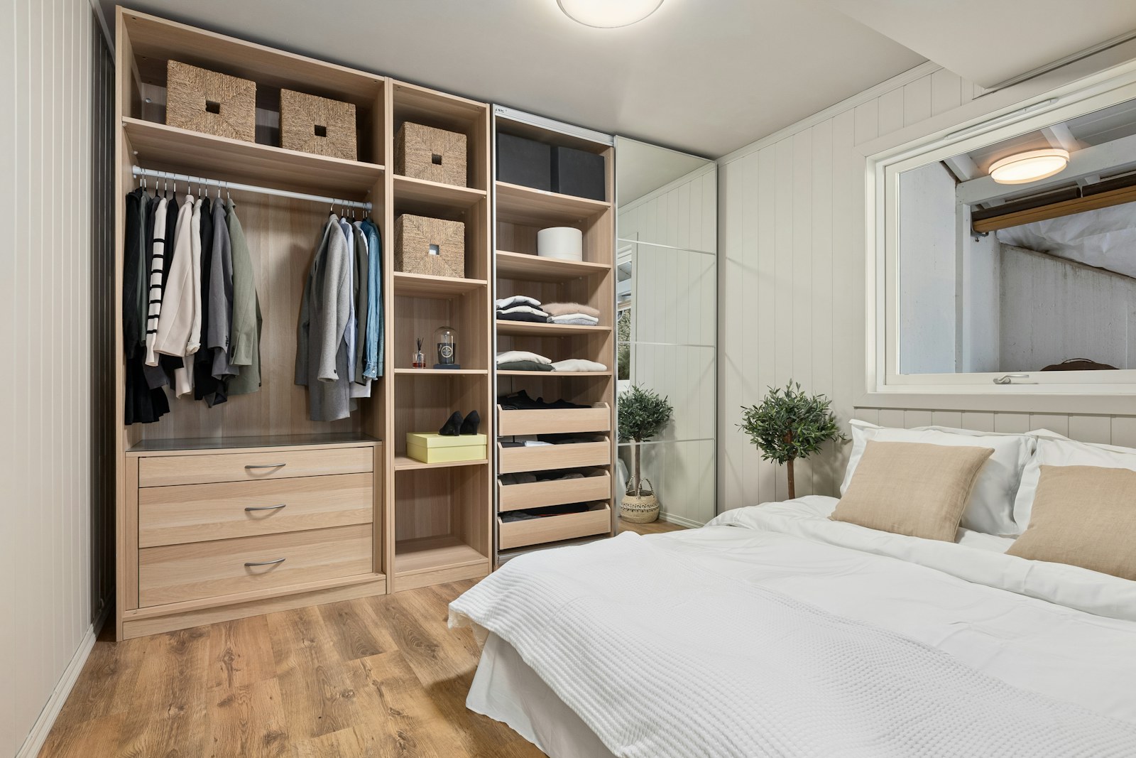 Roupeiro integrado num quarto contemporâneo