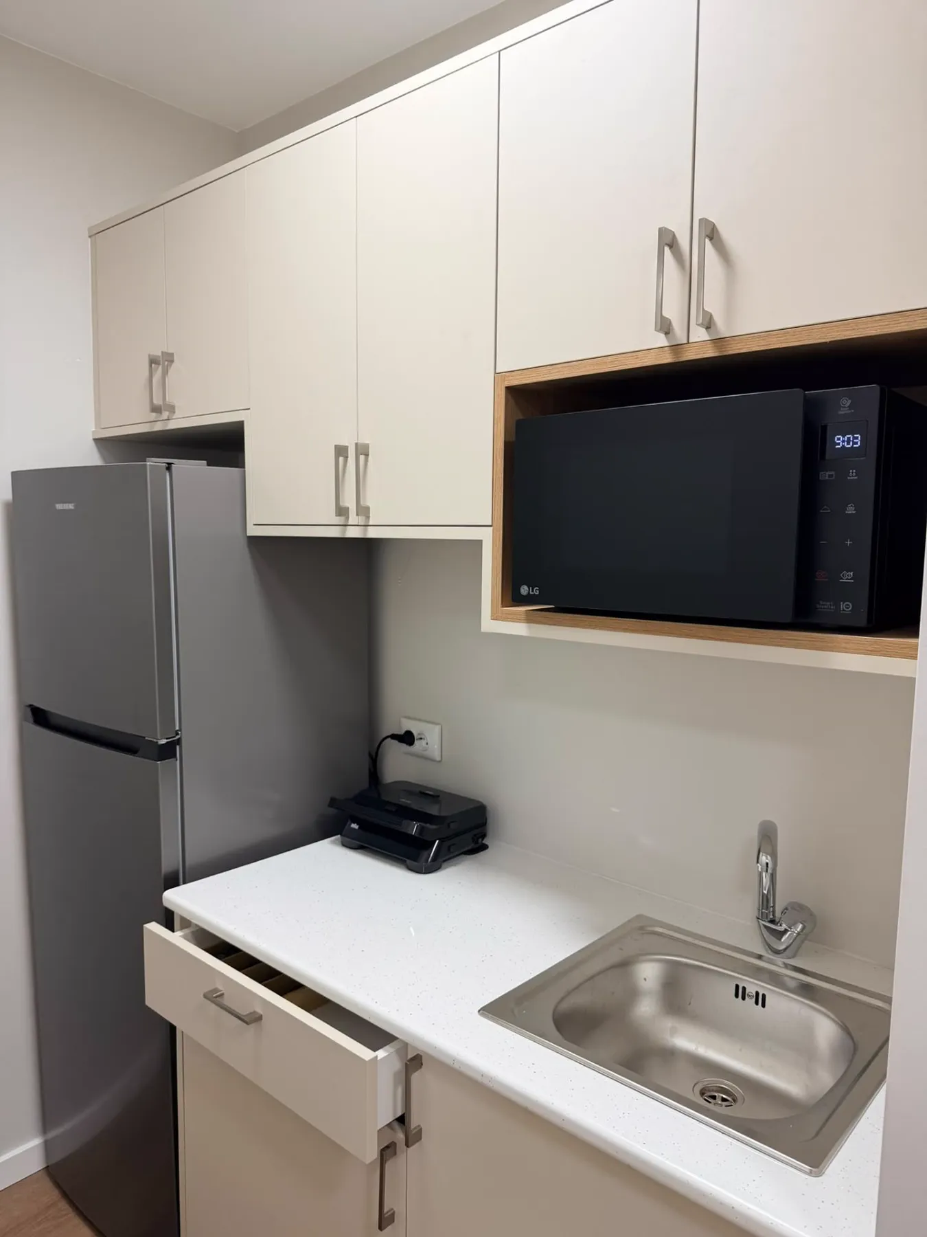 Kitchenette avec placards sur mesure et niche en bois, réalisée par Mestria