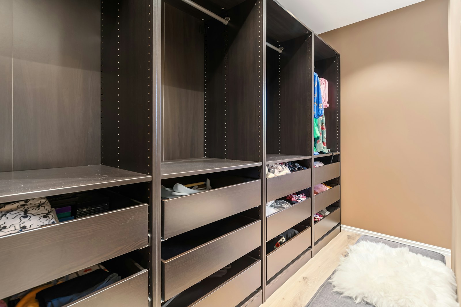 Closet com arrumação dedicada para roupa e calçado