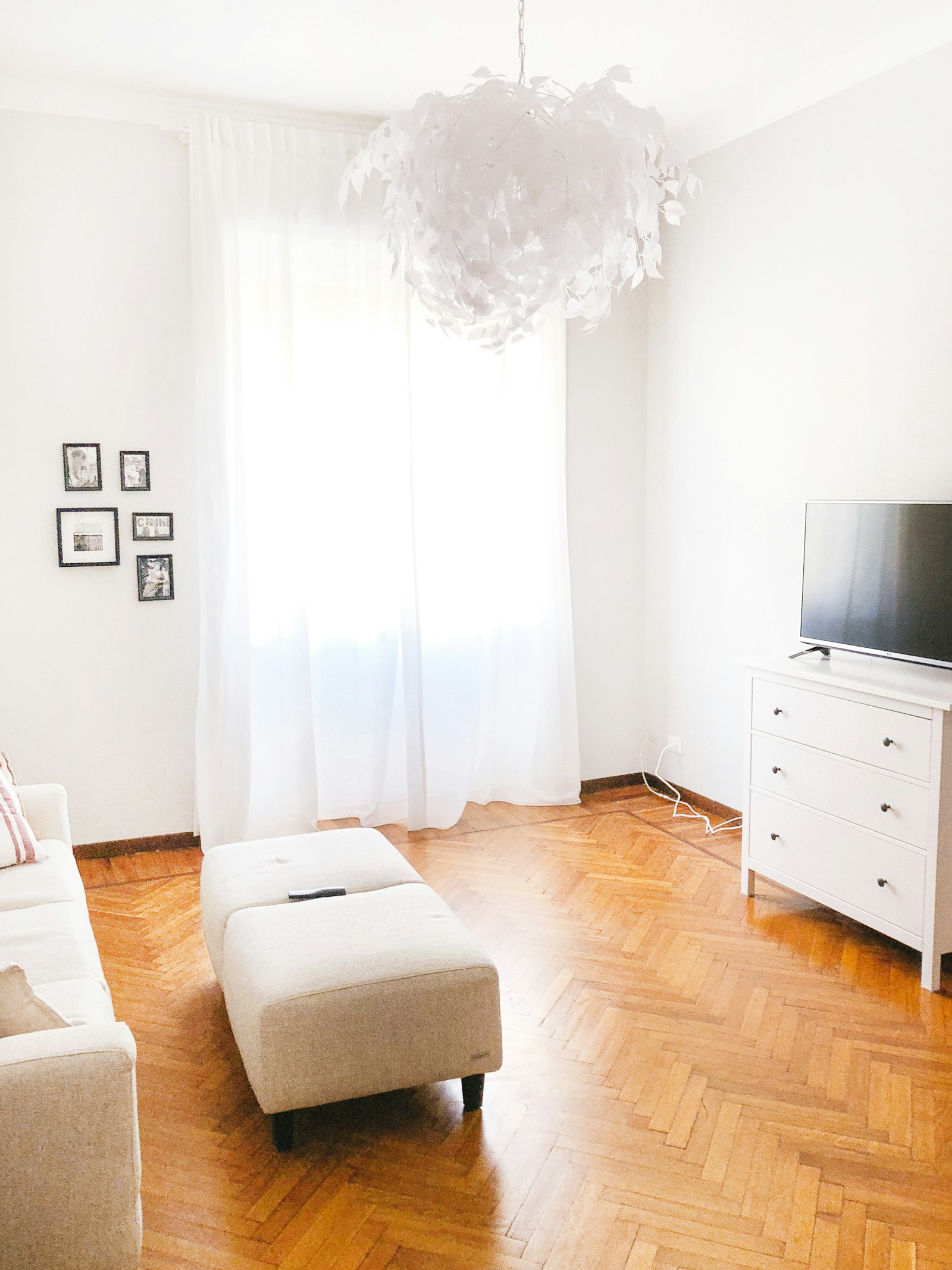 Móvel de televisão num interior residencial em Milão