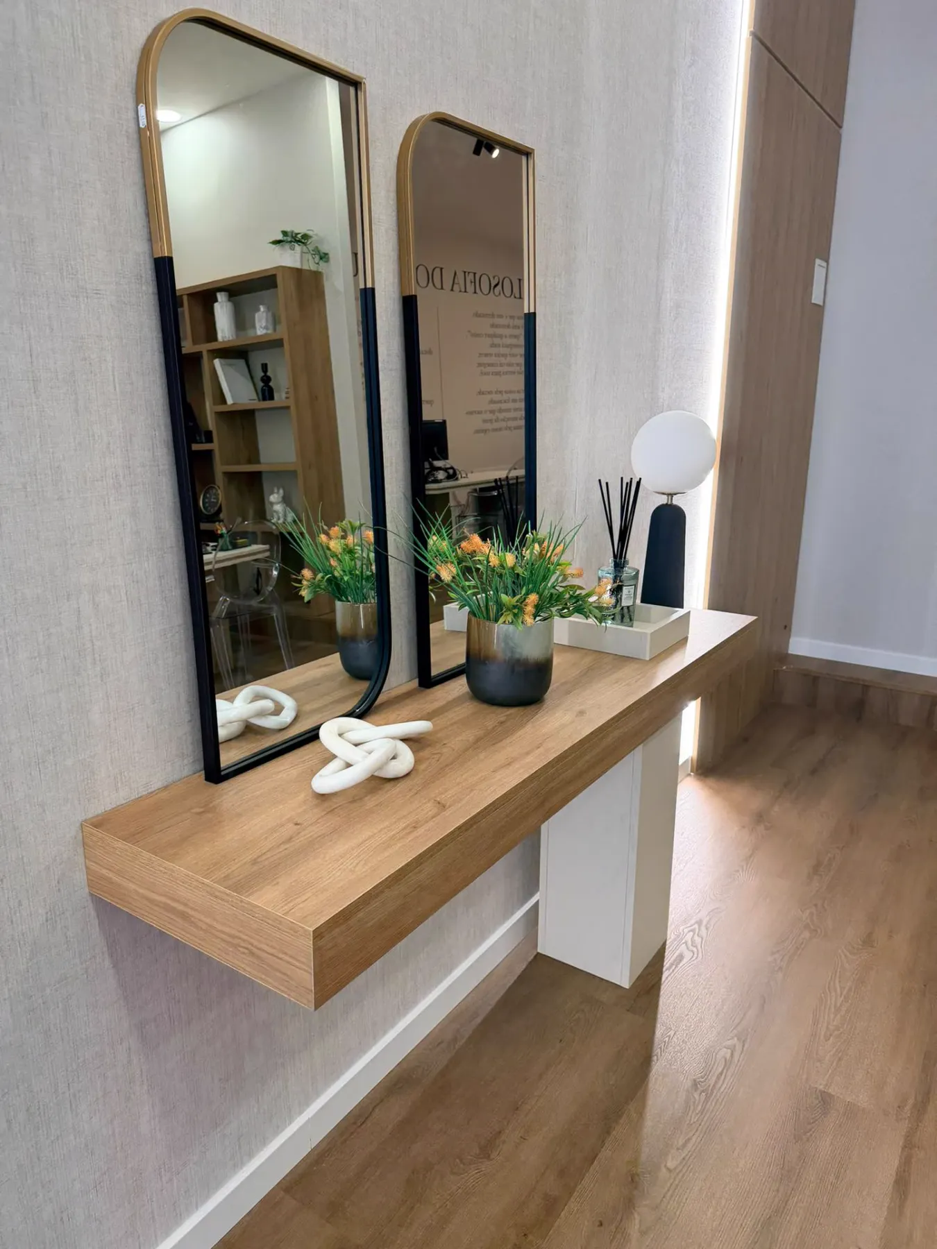 Console suspendue en bois sur mesure, réalisée par Mestria