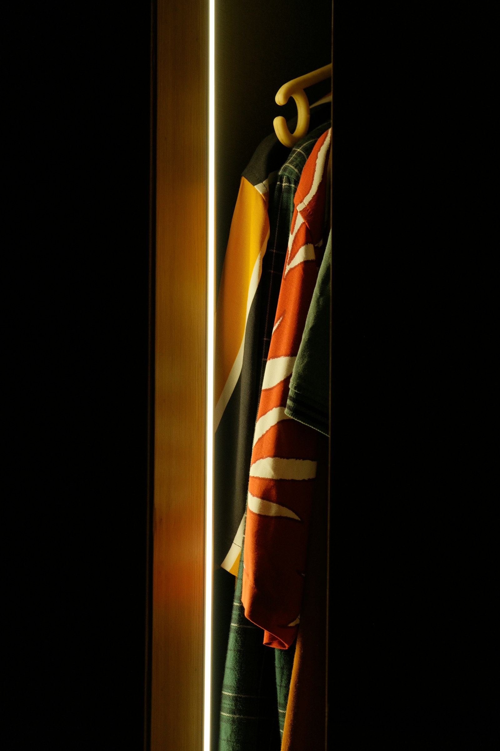 Roupeiro escuro com iluminação interior