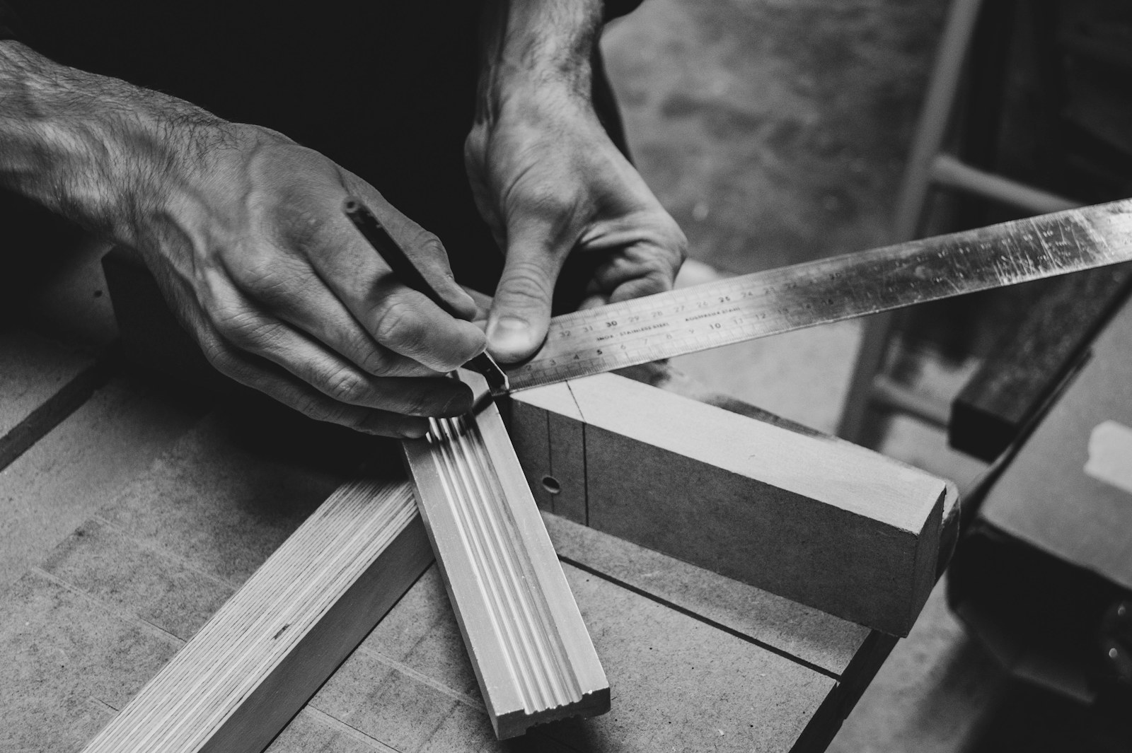 Artesão a trabalhar manualmente uma peça de madeira