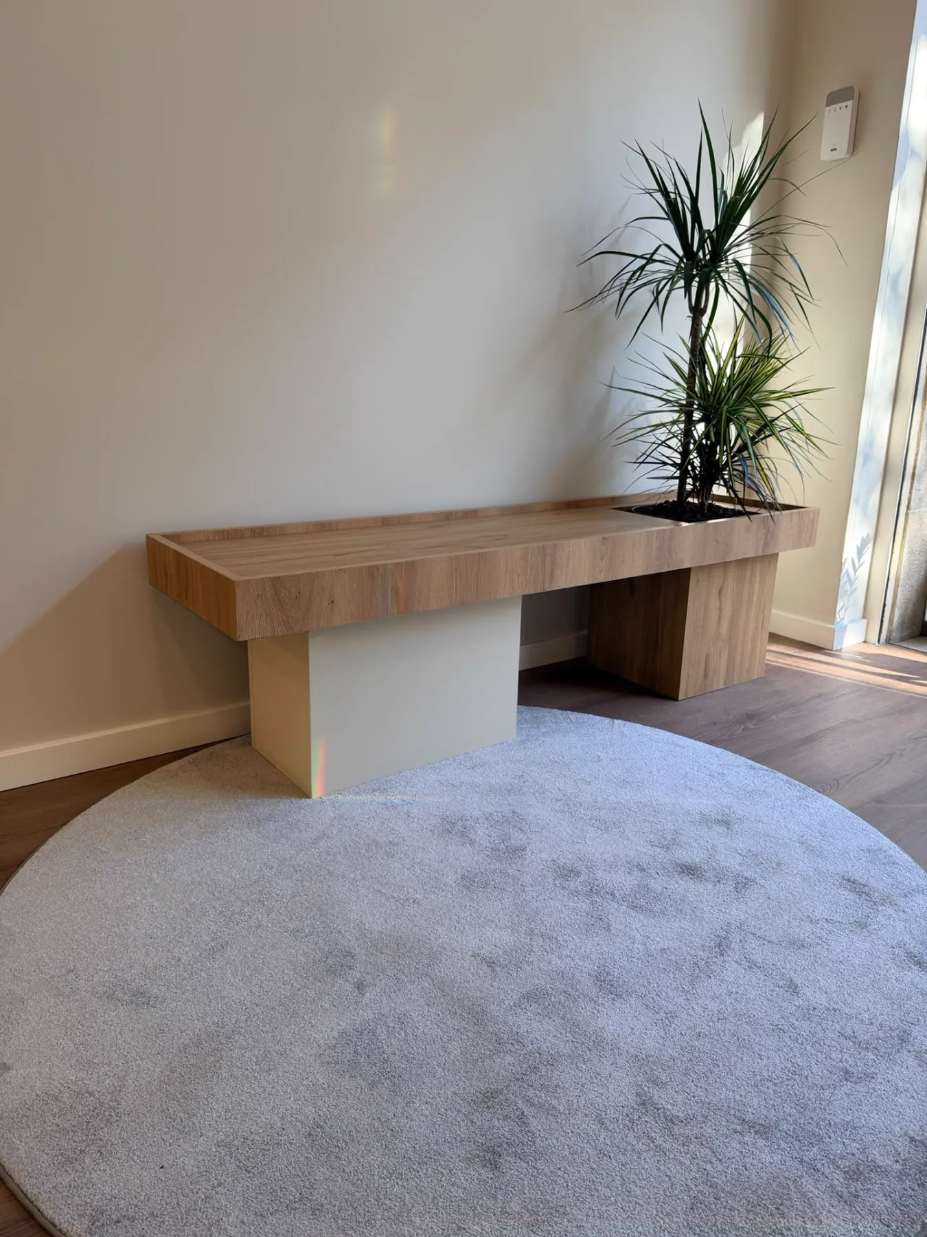 Banc en bois avec jardinière intégrée, réalisé par Mestria